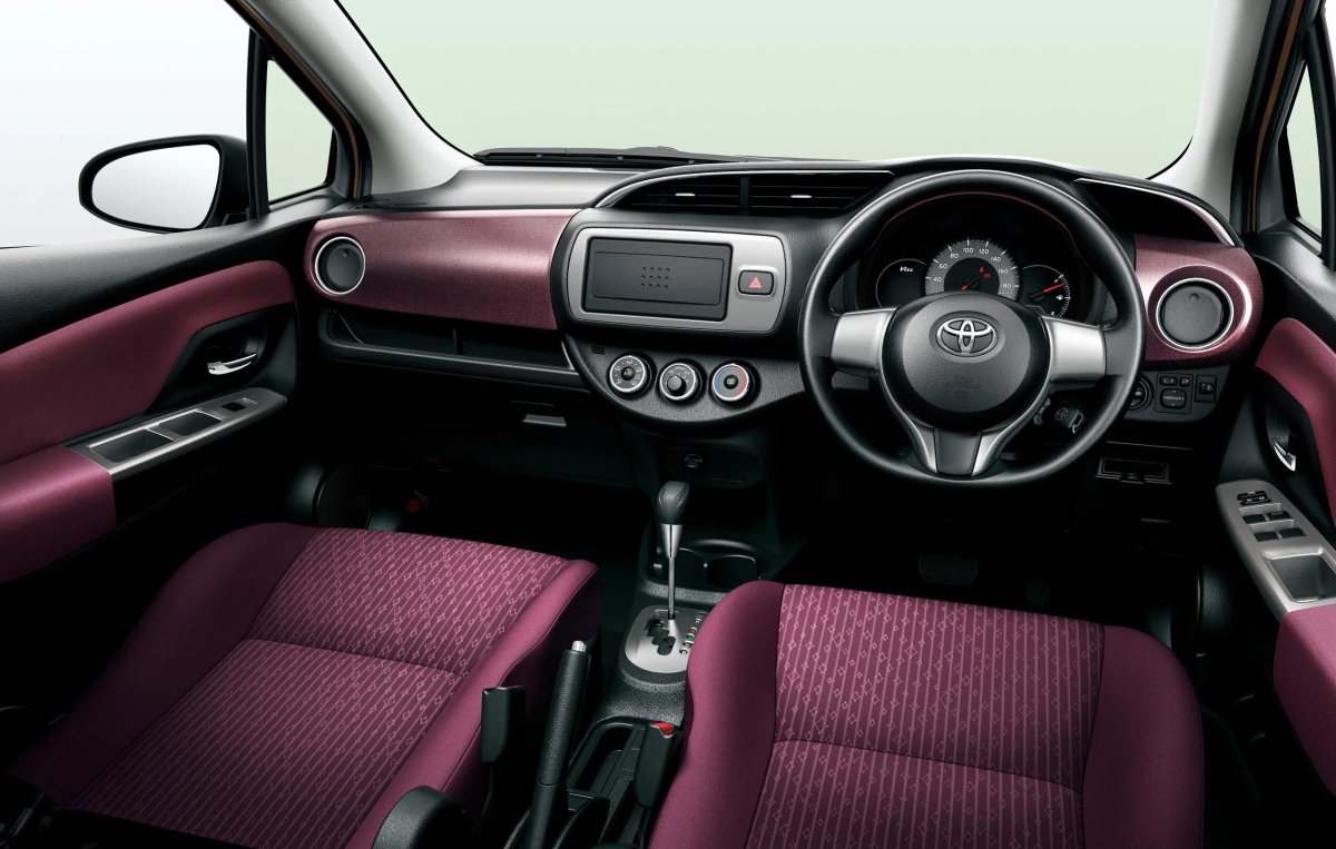 Toyota Vitz 2017 салон