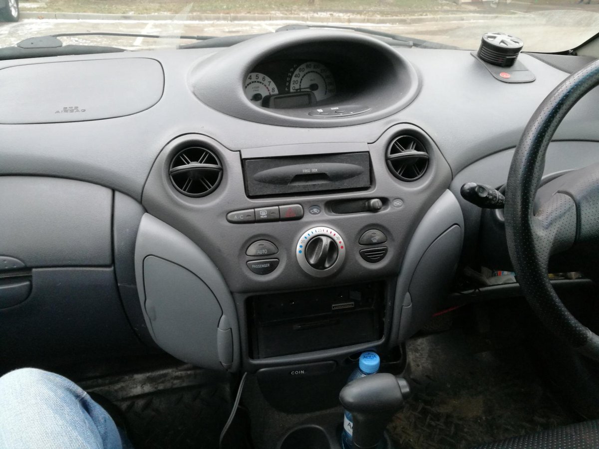 Toyota Vitz 2003 салон