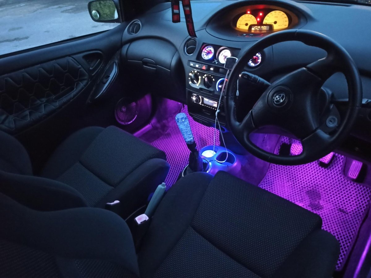 Toyota Vitz 2002 салон