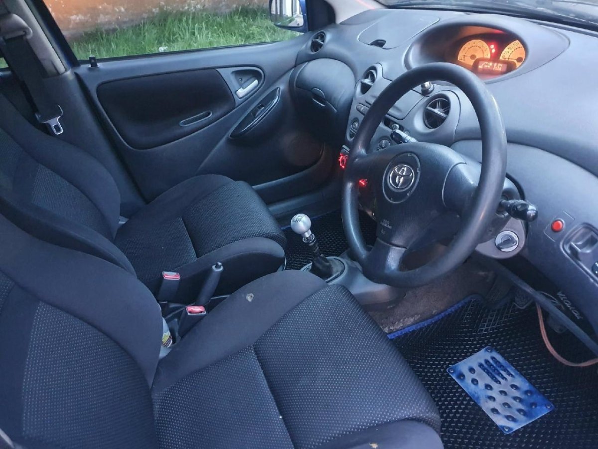 Toyota Vitz 2000 салон