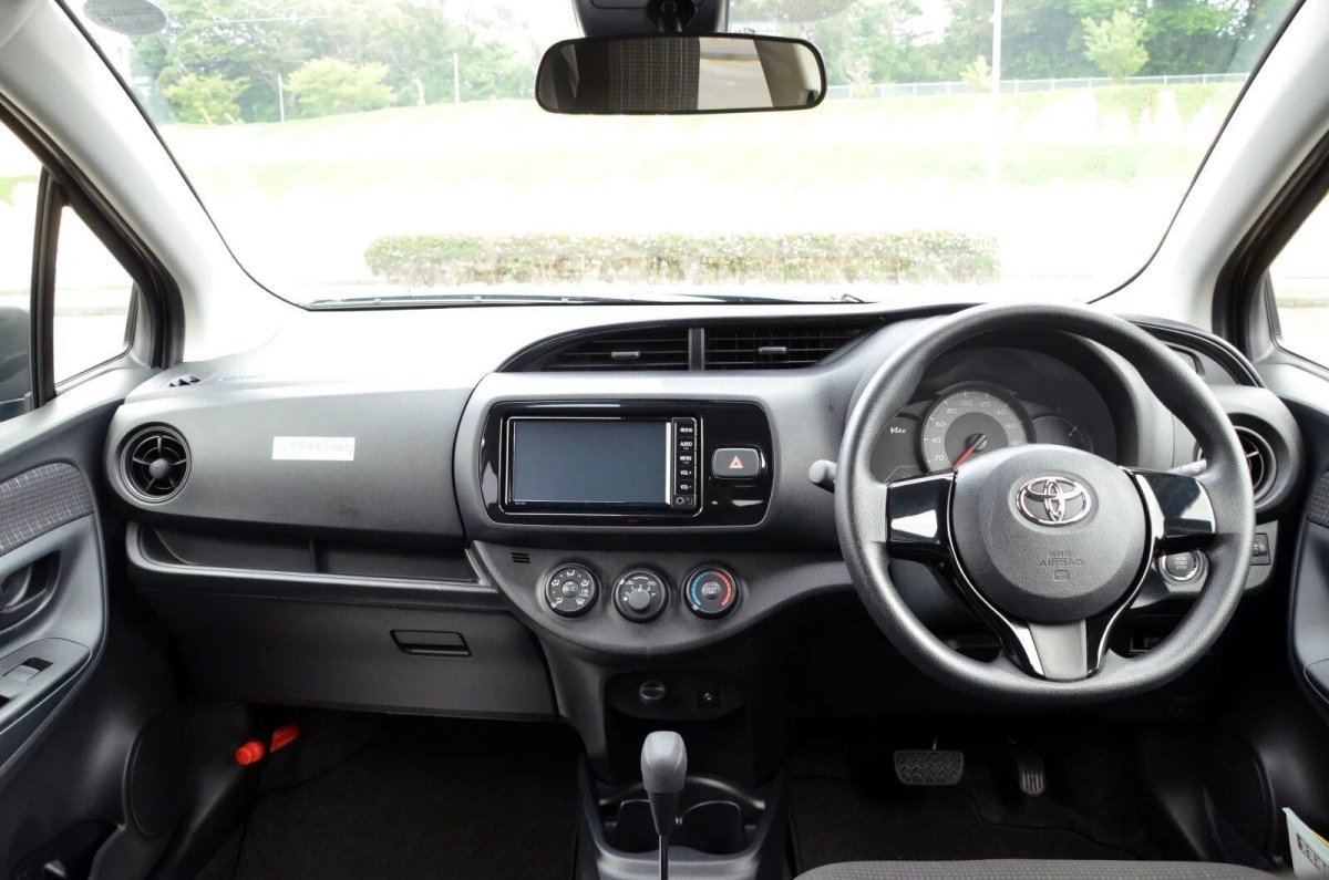 Toyota Vitz 2017 салон