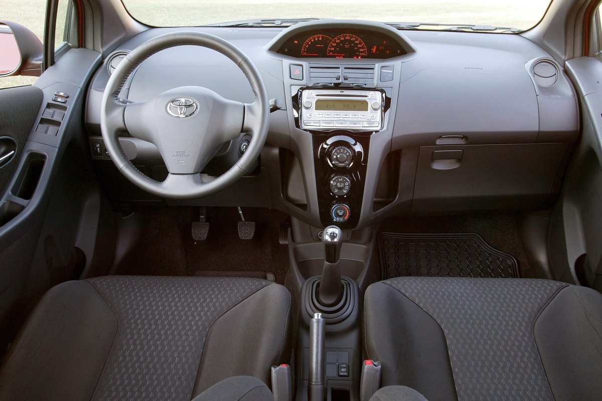 Тойота Ярис 2008 салон