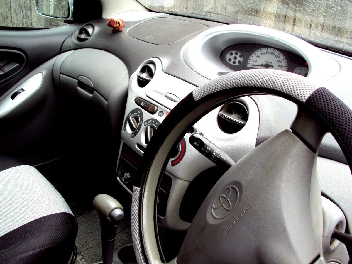 Тойота Витц 2000 салон