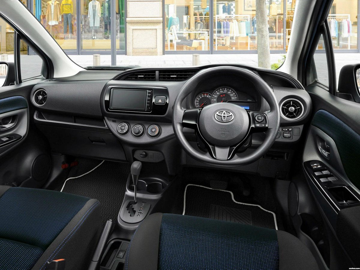 Toyota Vitz 2017 салон