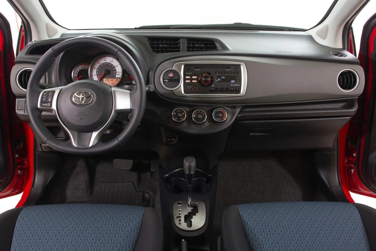 Toyota Yaris 2013 салон