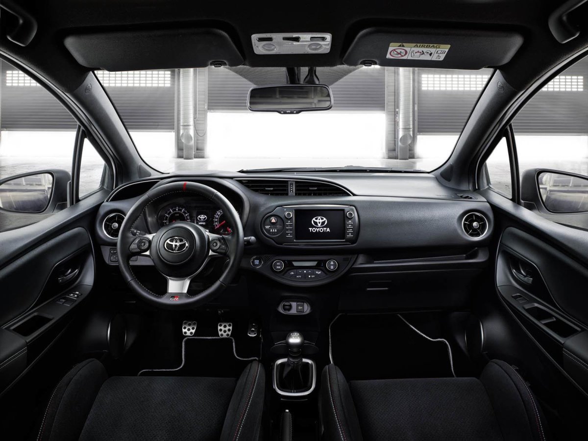 Toyota Yaris 2017 салон