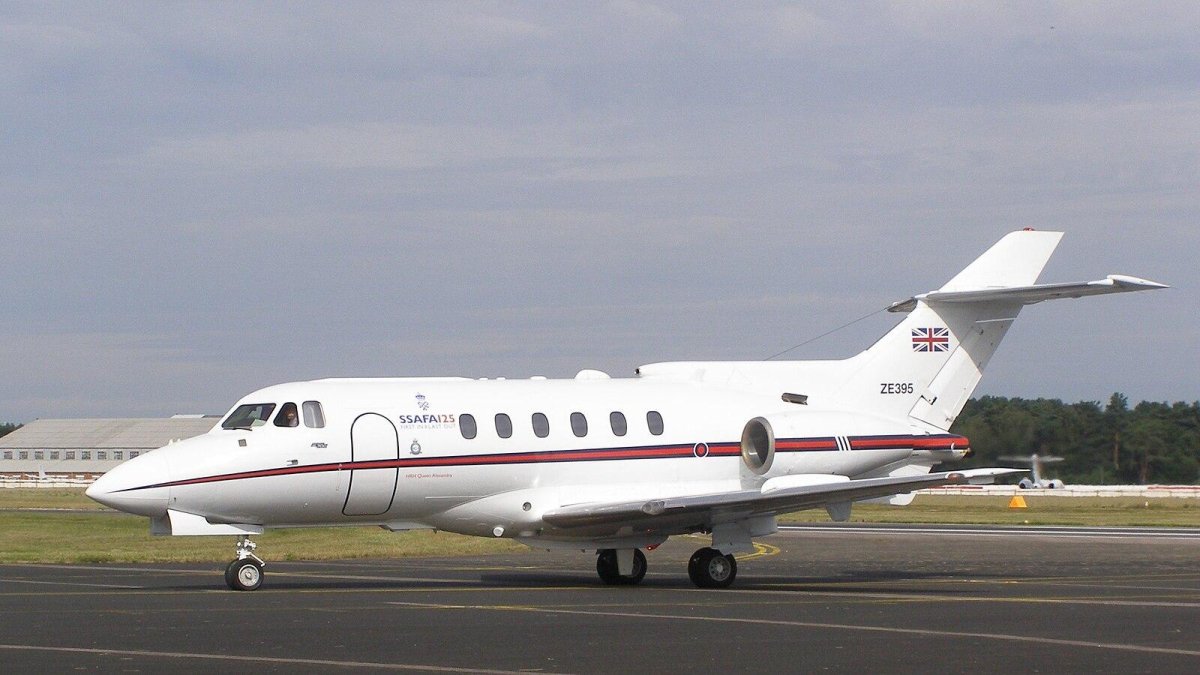 Hawker 700b