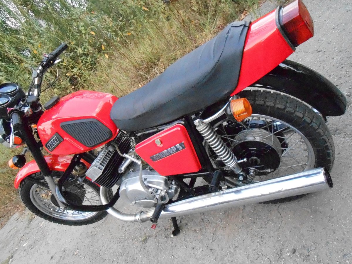 Красный ИЖ Юпитер 5 с черными крыльями