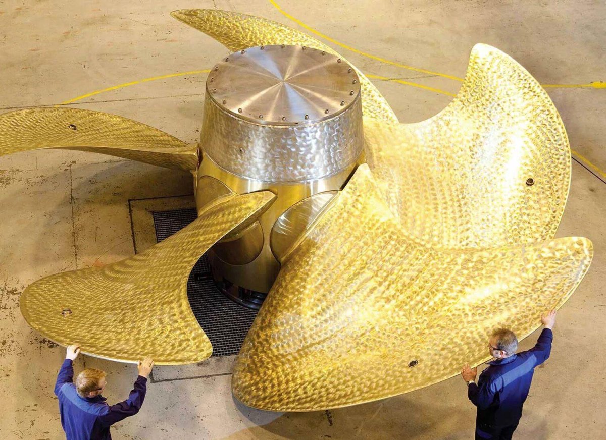 Огромный гребной винт