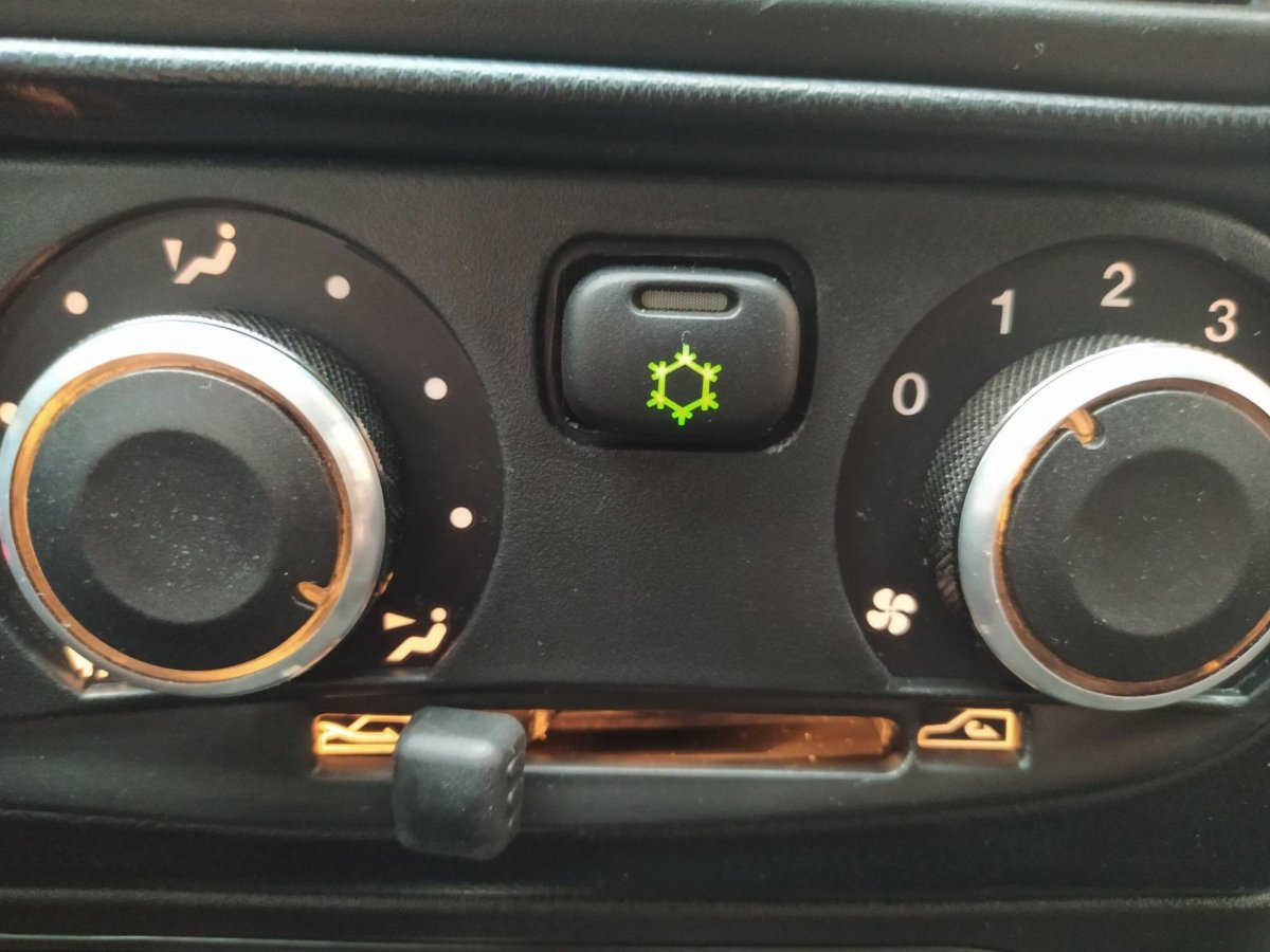 Кнопка кондиционера Нива Шевроле