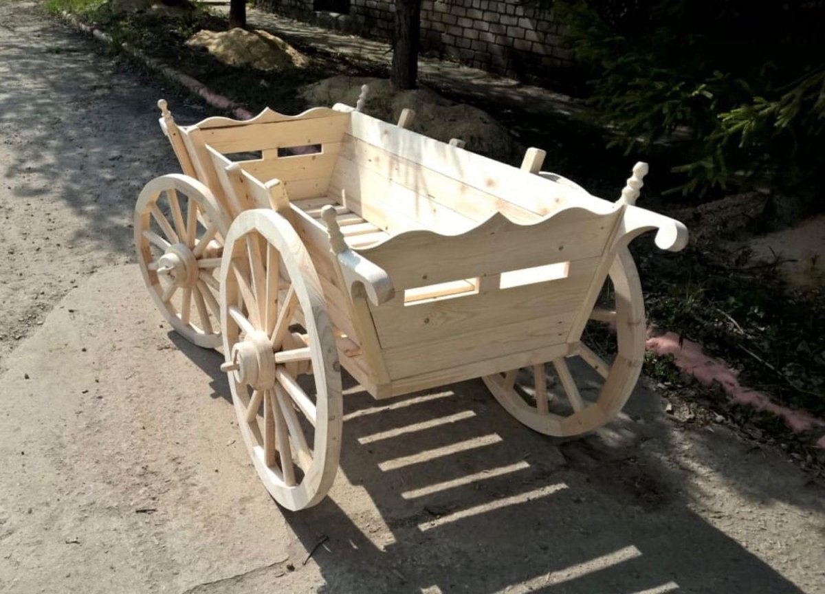Повозка декоративная для сада