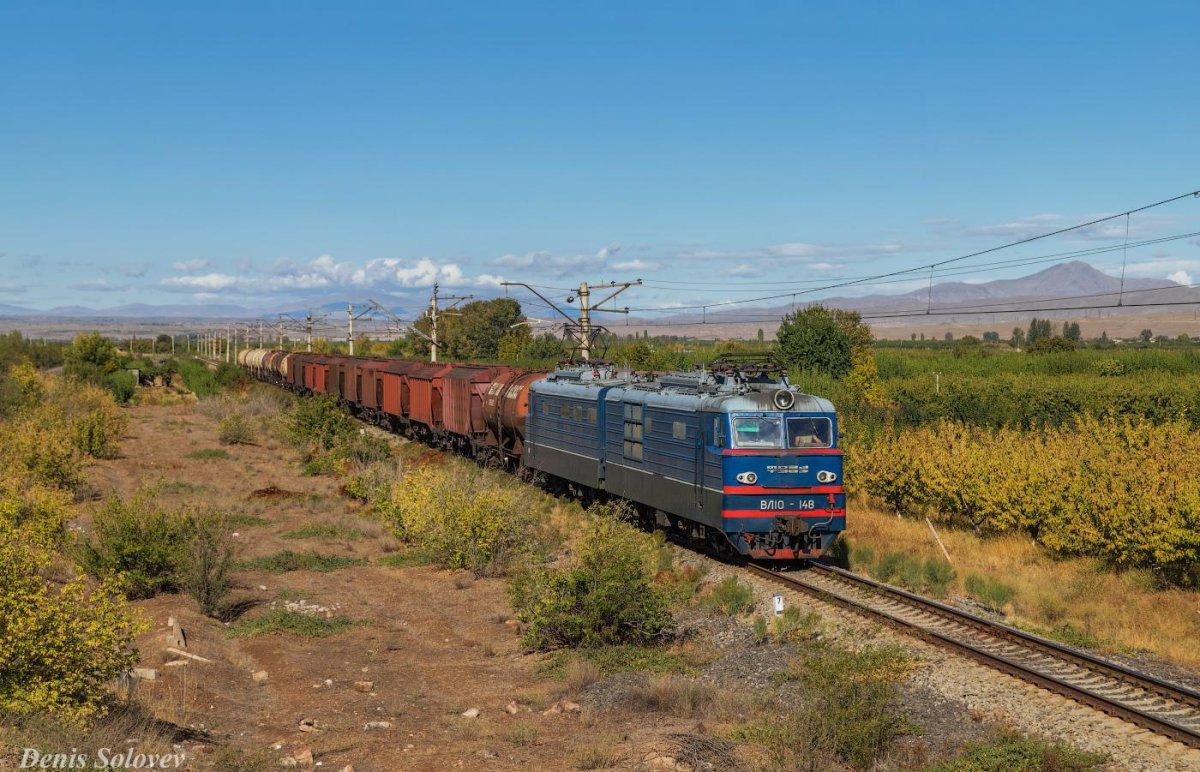 Тепловоз на станции