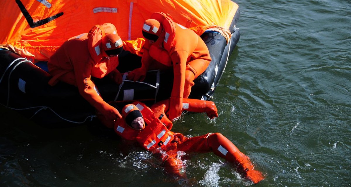 Спасательный плот шлюпка спасательный жилет