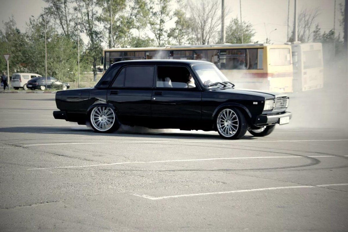 ВАЗ 2107 черный на 17