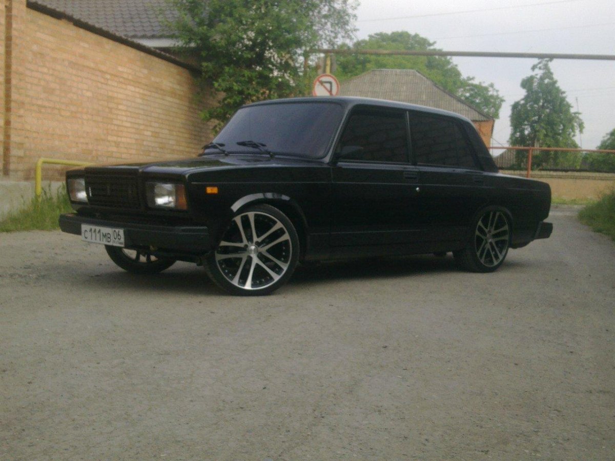 Черная ВАЗ 2107 на r17