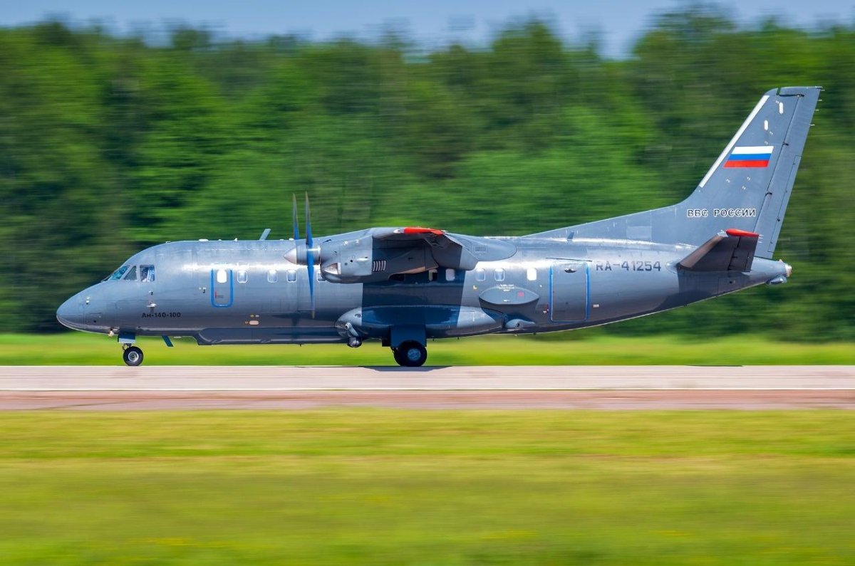 Грузопассажирский самолет