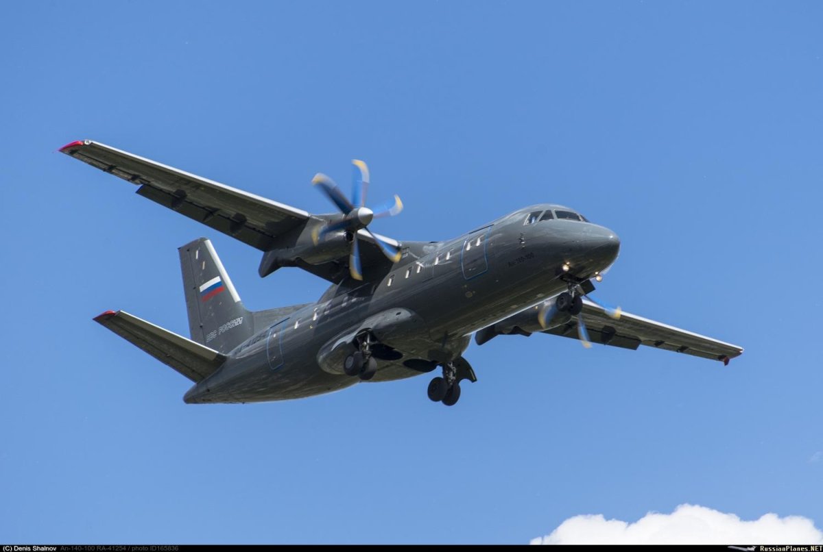 АН-140 военно-транспортный самолёт