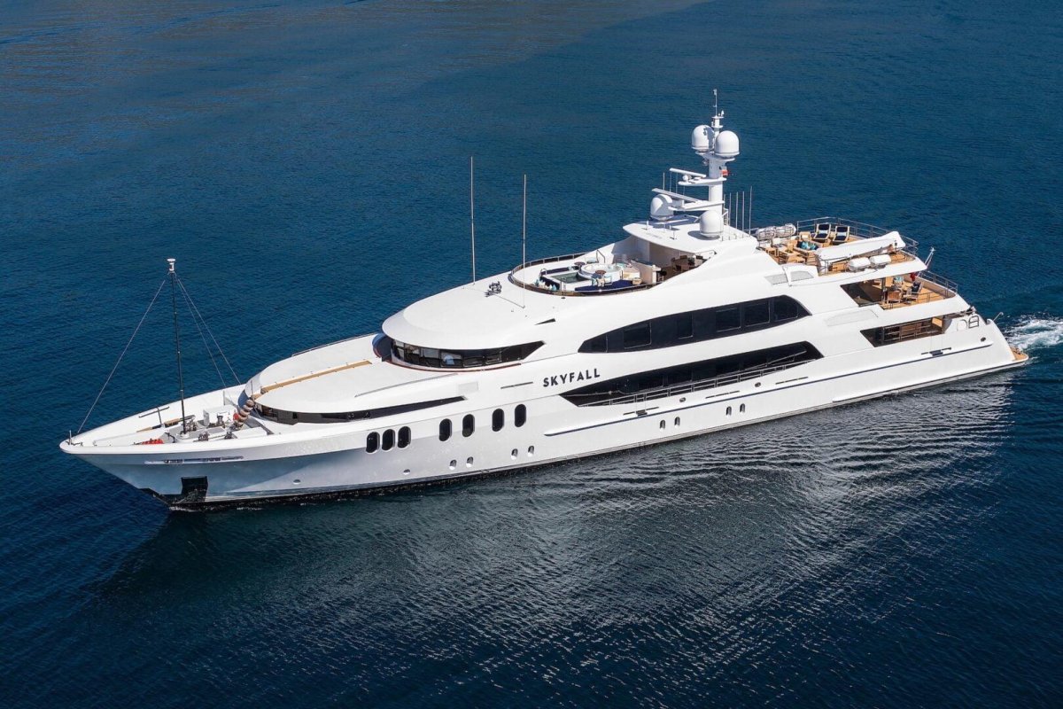 Яхта Скайфолл