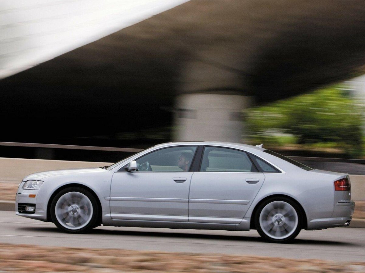 Audi a8 d3 сбоку