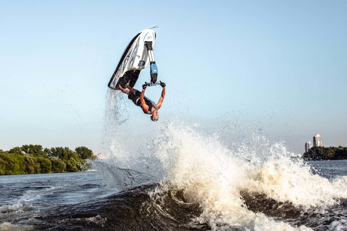 Прыжок на гидроцикле