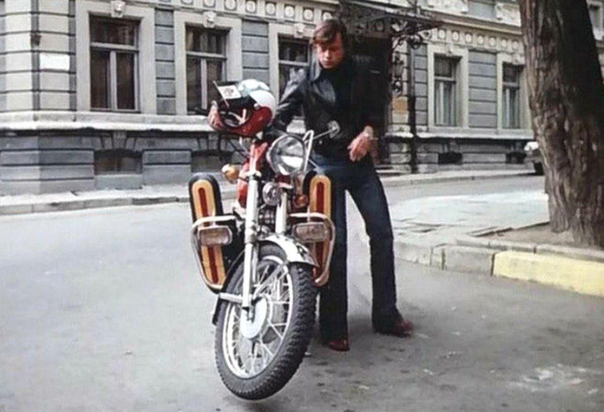 Приключения электроника Урри на мотоцикле