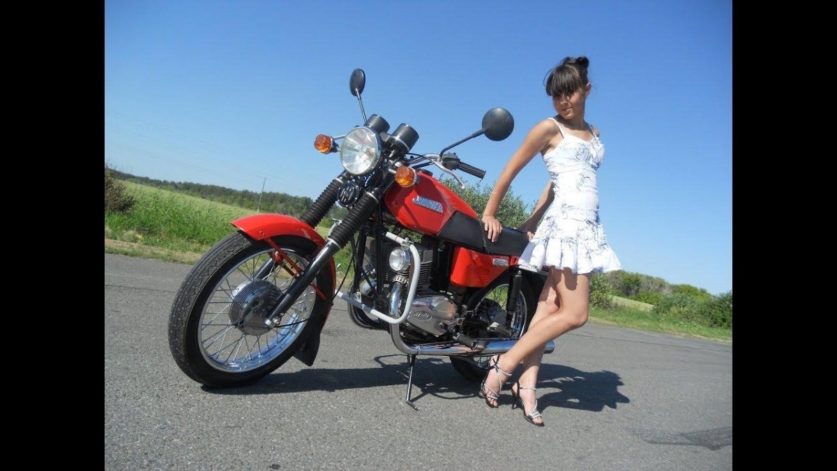 Мотоцикл Ява 638 350 и девушка