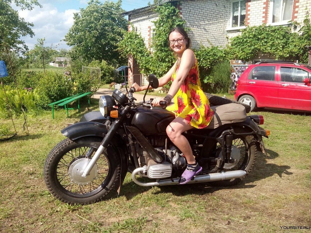 Девушка возле мотоцикла Днепр