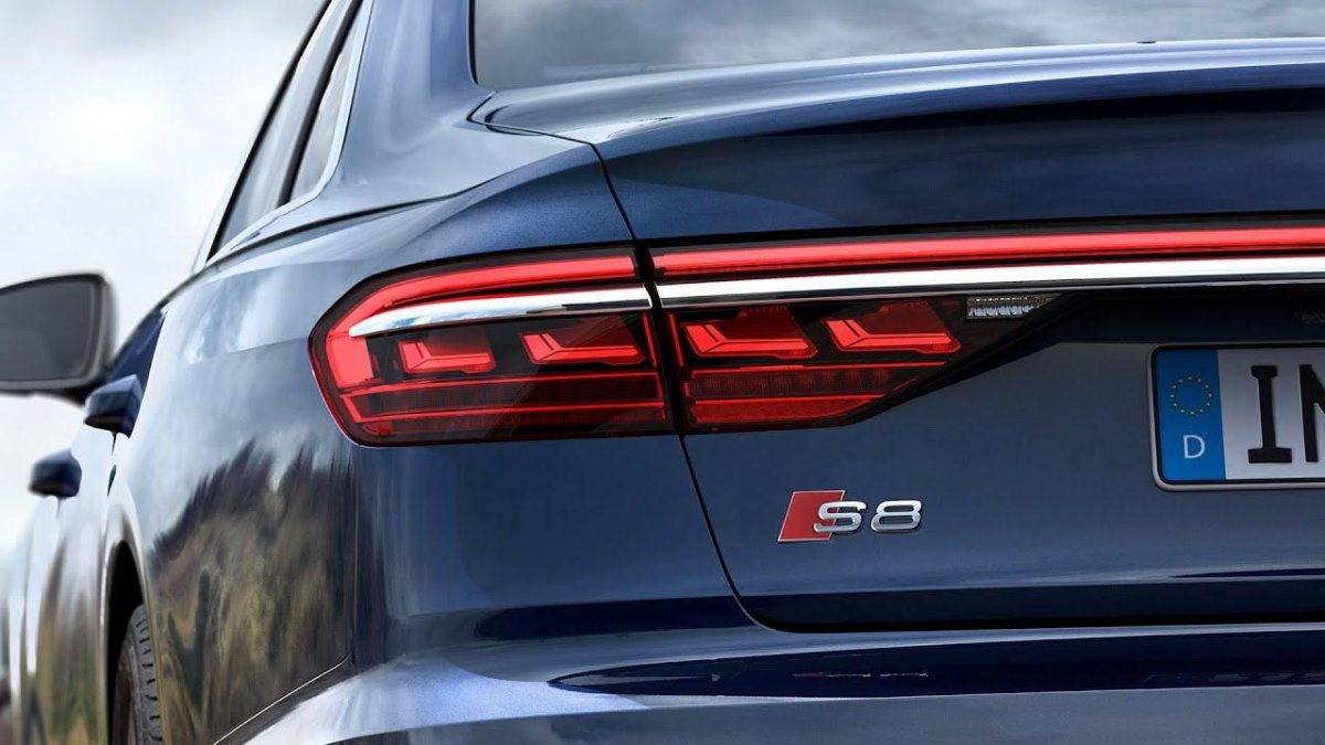 Audi s8 сзади