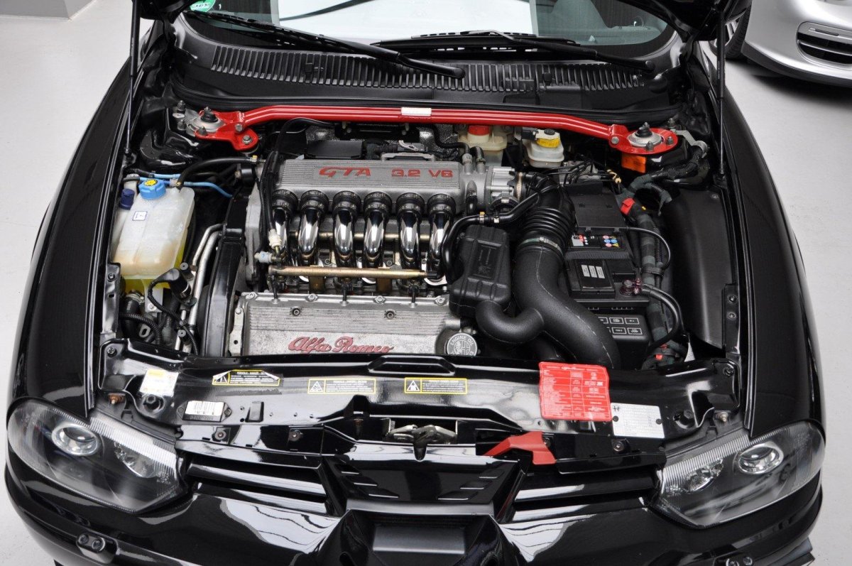 Подкапотка Альфа Ромео 156