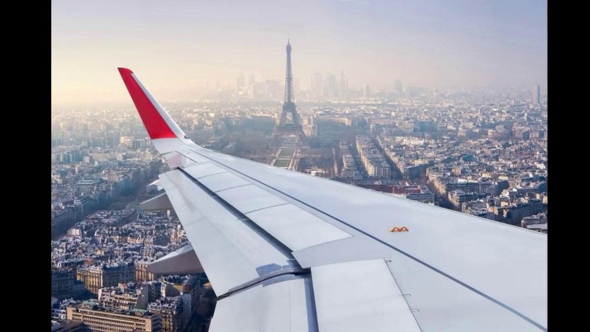 Самолет над Парижем