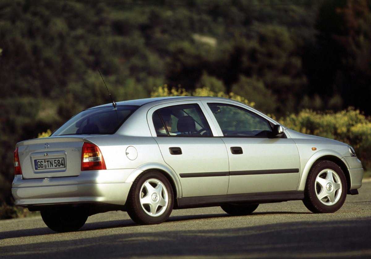 Опель Астра седан 2000