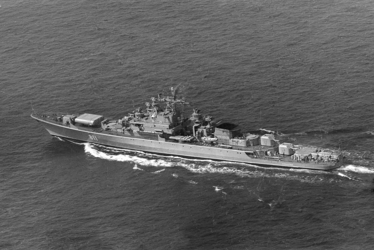 Беззаветный сторожевой корабль таранит американский