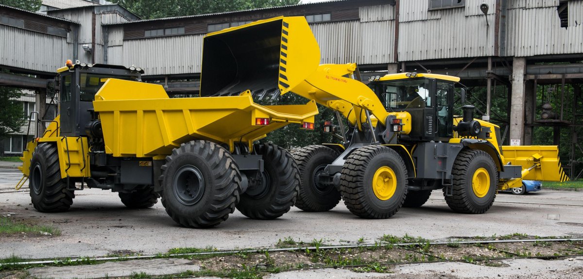 Универсальная дорожная машина Кировец к-708 Удм