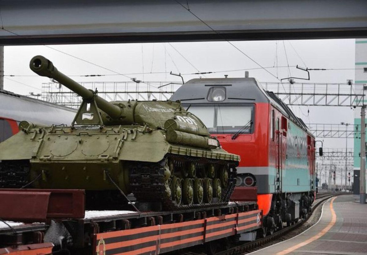 Поезд с военной техникой