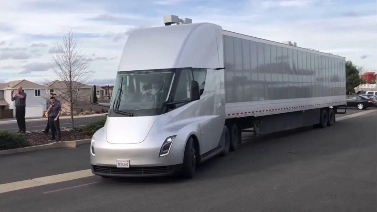 Электрогрузовик Тесла