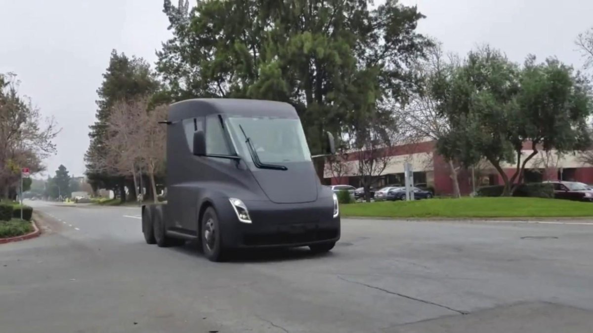 Тягач Tesla Semi