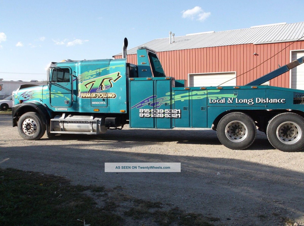 Грузовой эвакуатор Фредлайнер