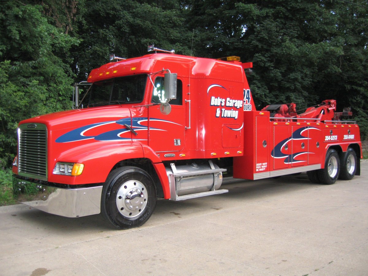 Грузовой эвакуатор Фредлайнер