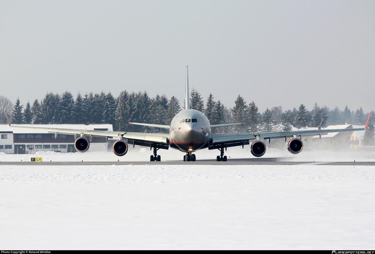 Ил 96 вид спереди