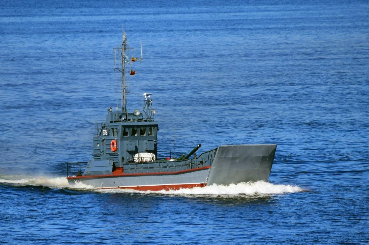 Десантный катер акула