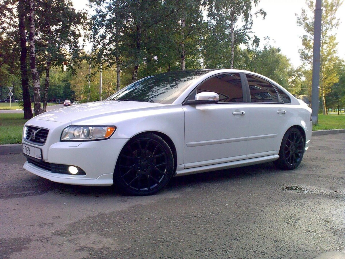 Белая Вольво с 40 2008