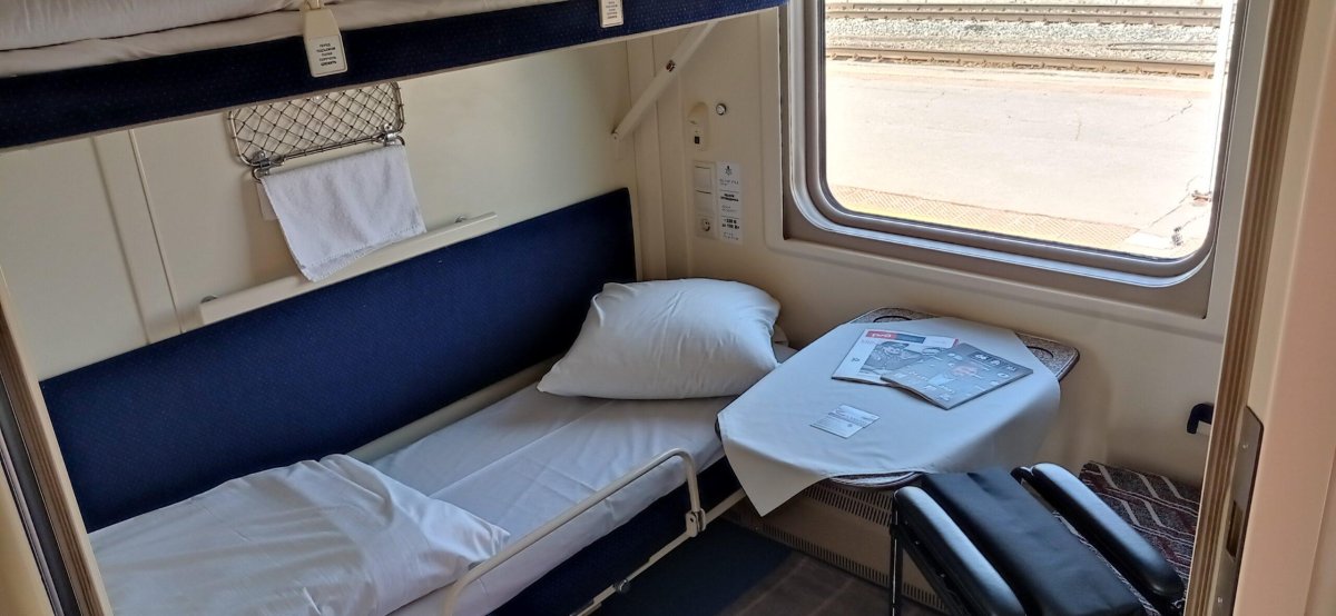 Фирменный поезд РЖД купе двухэтажный