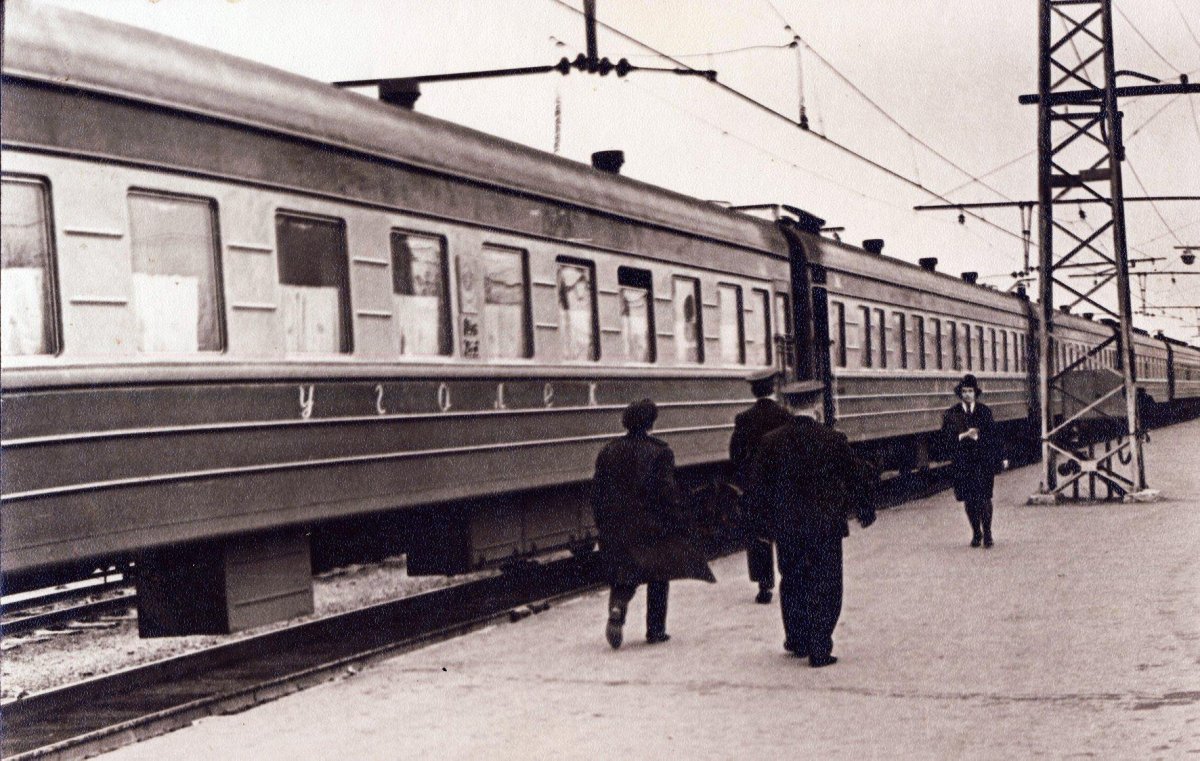 Фирменный поезд "уголёк