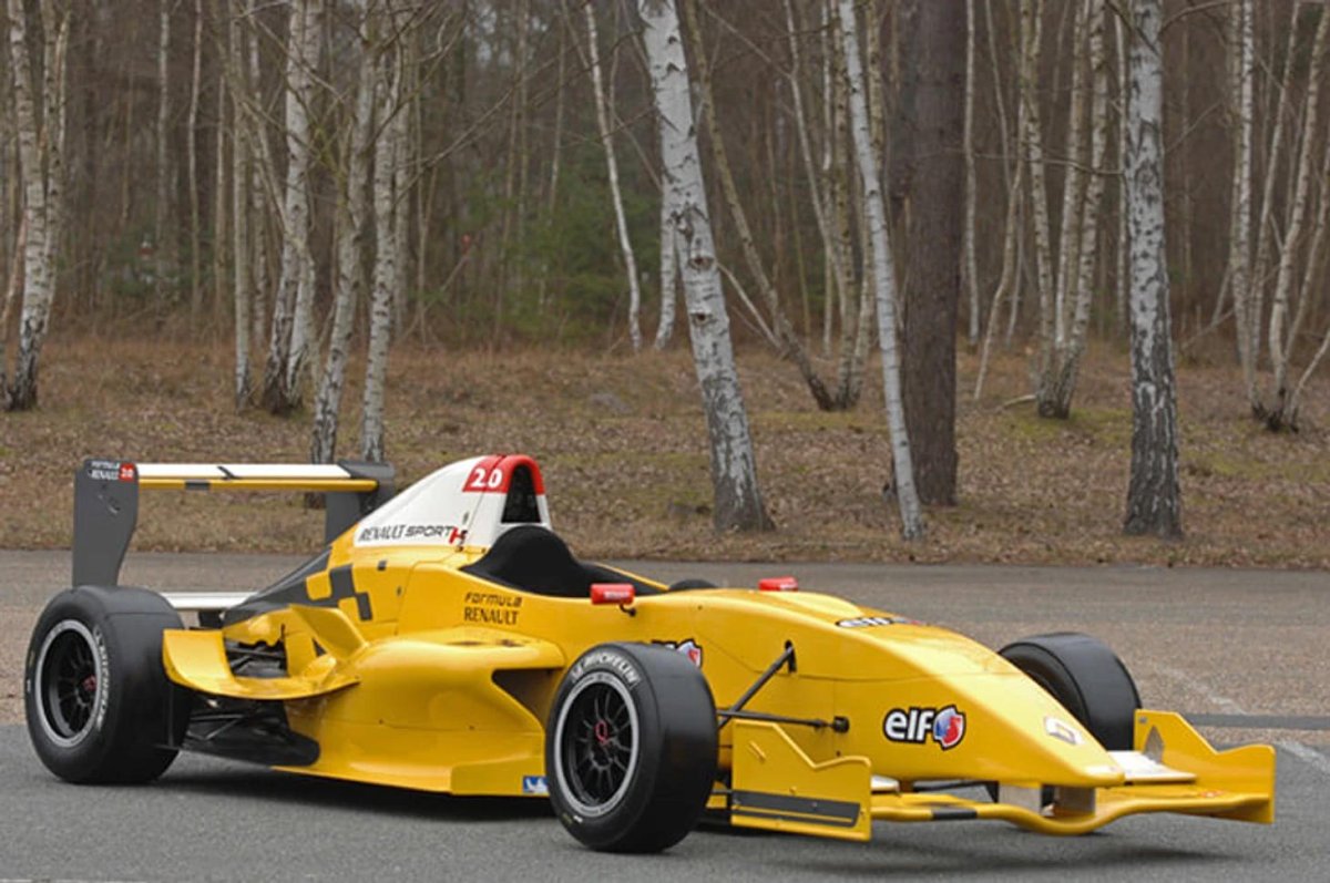Болид формулы-Рено 2.0 выхлопная труба