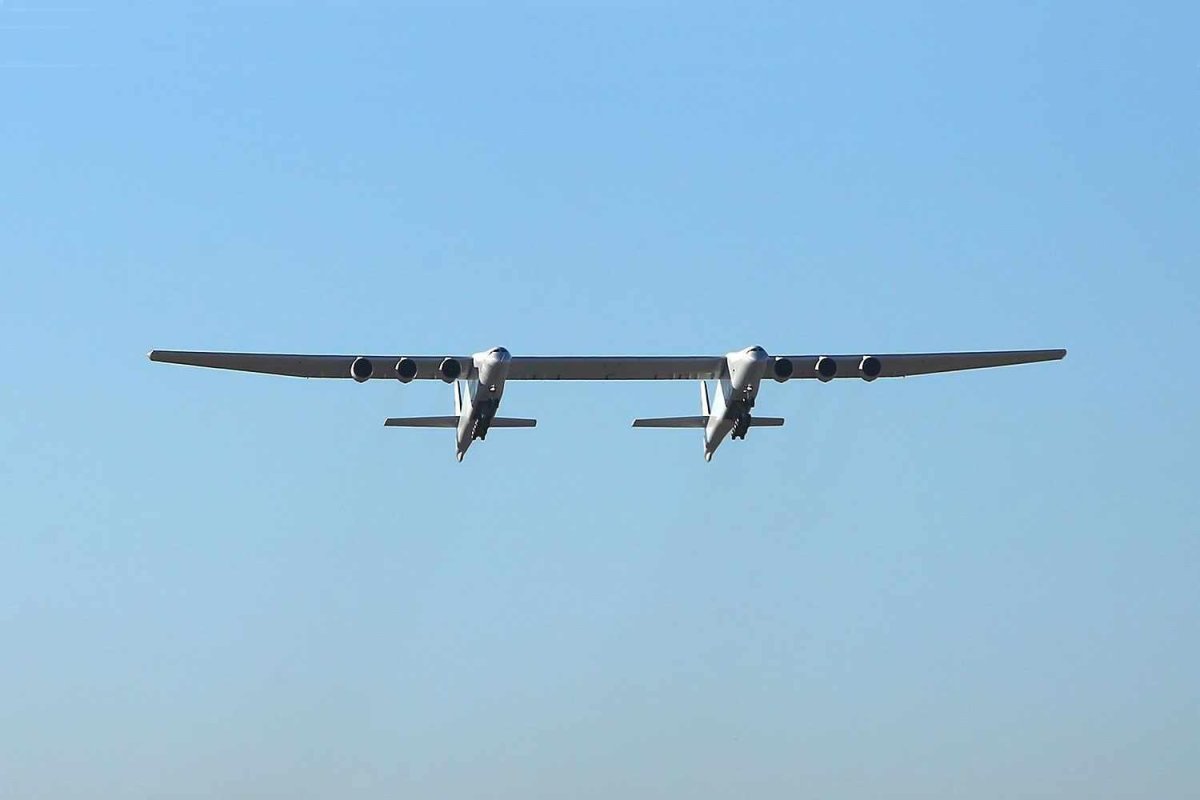 Стратоланч самолет