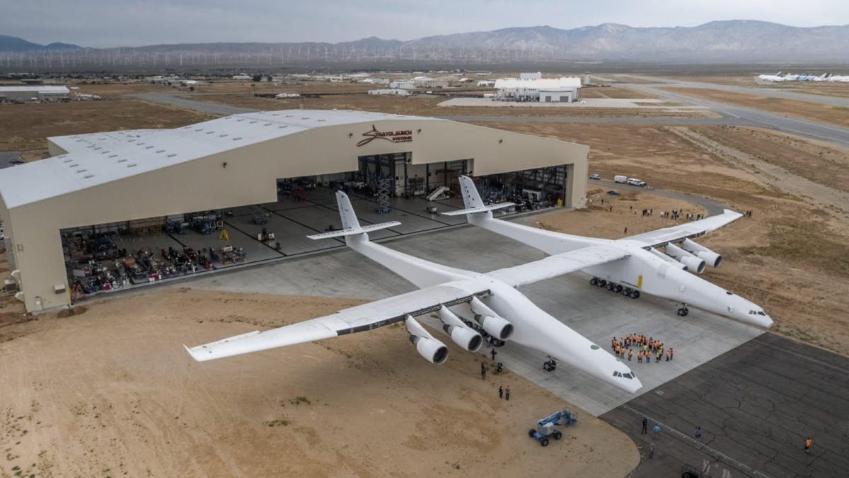 Двухфюзеляжный самолет Stratolaunch