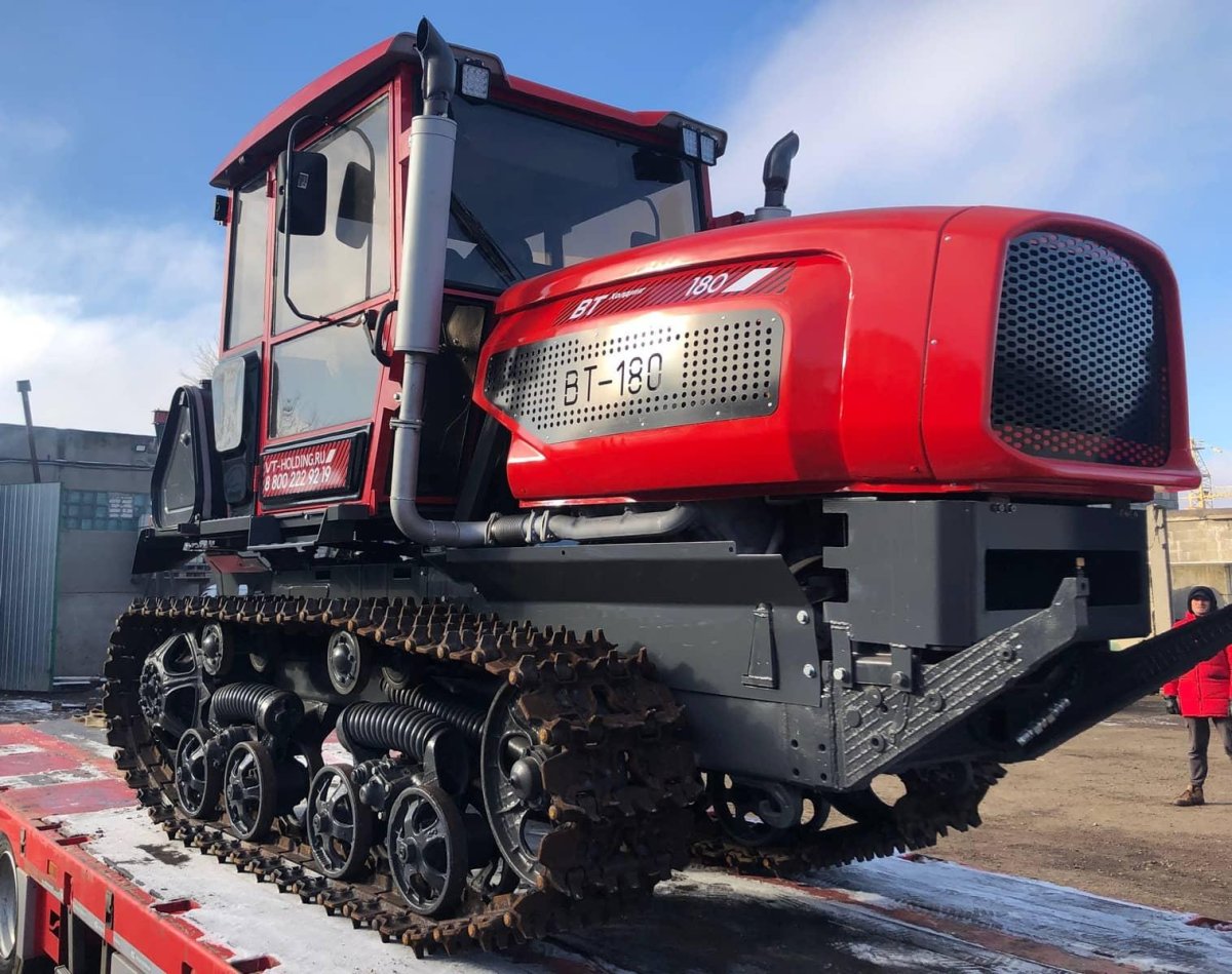 Гусеничный трактор Кировец