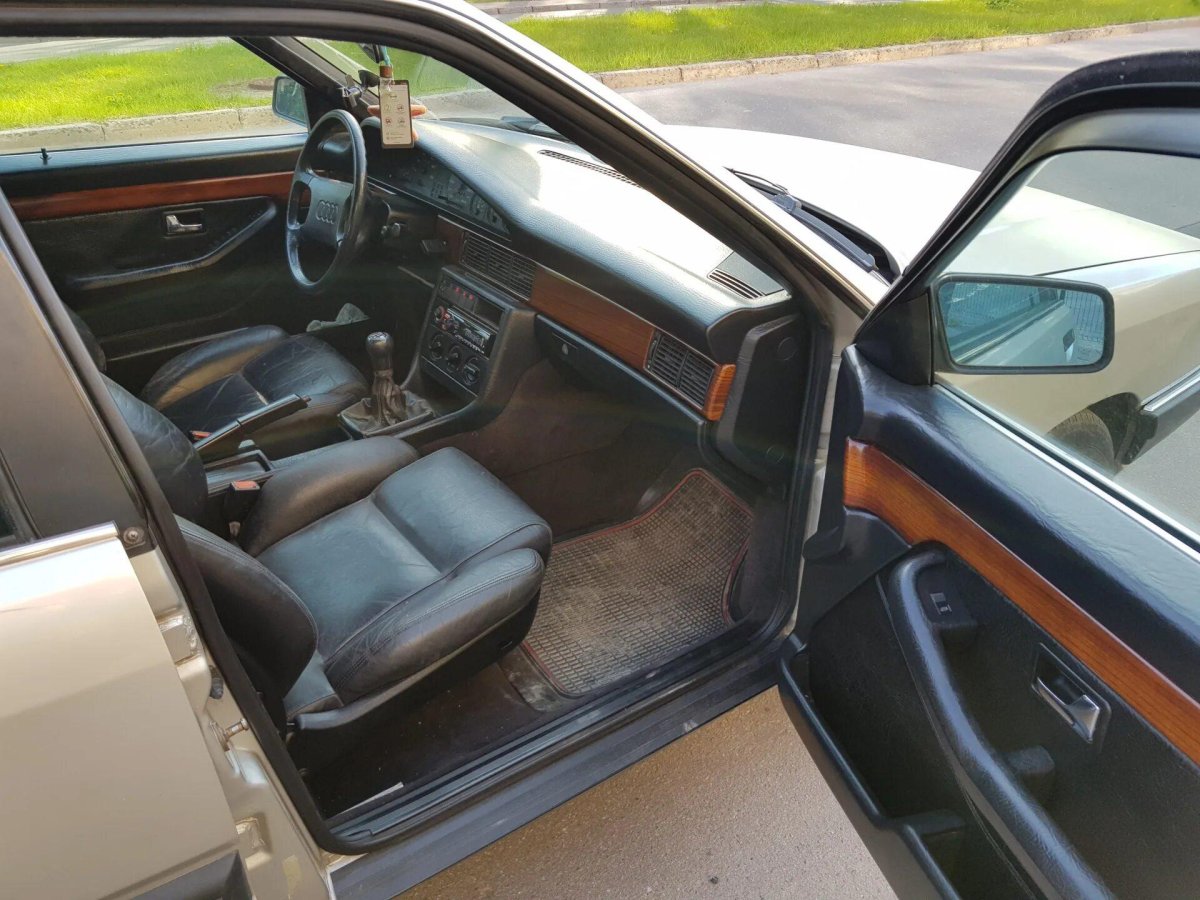 Audi 100 c3 Interior