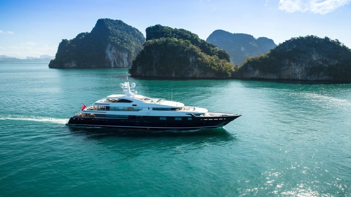 Яхта в океане