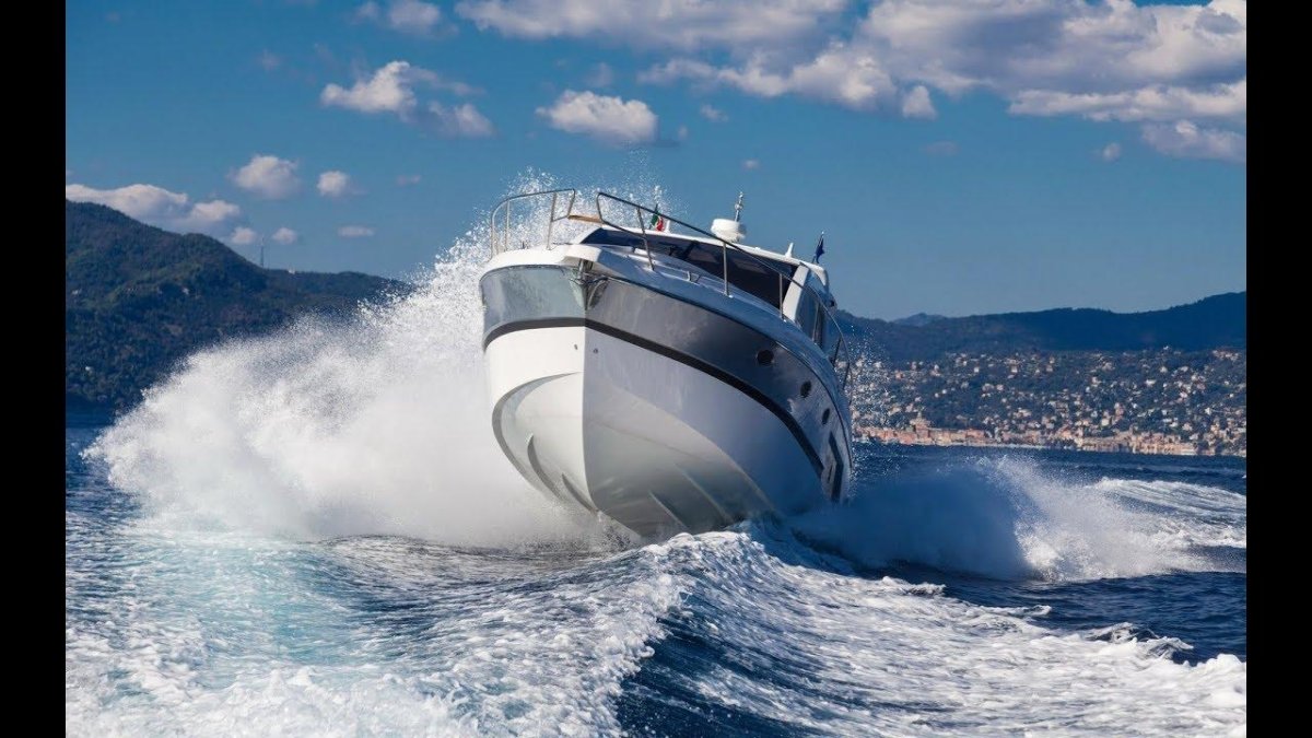 Красивый катер